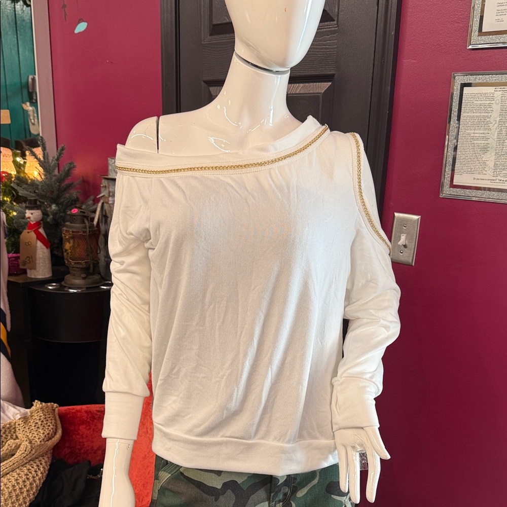 Very soft cold shoulder on one side. Chain detail